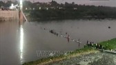Hiện trường vụ sập cầu trên sông Machchhu ở Morbi, bang Gujarat, Ấn Độ, ngày 30-10-2022. Ảnh: ANI/ TTXVN