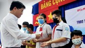 Ông Phạm Hồng Sơn, Bí thư Quận ủy quận Phú Nhuận trao học bổng cho học sinh hoàn cảnh khó khăn trên địa bàn quận