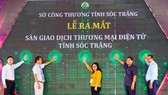 Lãnh đạo  tỉnh Sóc Trăng thực hiện nghi thức ra mắt Sàn giao dịch thương mại điện tử tỉnh