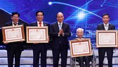 Chủ tịch nước Nguyễn Xuân Phúc trao Giải thưởng Hồ Chí Minh về Khoa học và Công nghệ cho tác giả, đại diện tác giả, đại diện đồng tác giả của 12 công trình, cụm công trình. Ảnh: TTXVN