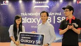 Huệ Bình thắng phần đấu giá để được chiến thắng là chiếc Samsung Galaxy S8