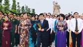 Các đồng chí lãnh đạo TPHCM dâng hương tại Nghĩa trang liệt sĩ thành phố. Ảnh: Việt Dũng