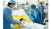 Bộ trưởng Bộ Y tế thăm bệnh nhi đầu tiên được ghép phổi thành công tại Việt Nam vào tháng 2-2017
