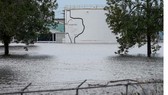 Nhà máy hóa chất Arkema SA bị nước lũ bao vây. Ảnh: AP