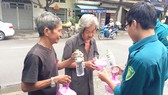 Chiến sĩ dân quân phường 3 trao suất ăn miễn phí cho người nghèo