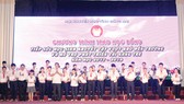 Lãnh đạo tỉnh Đồng Nai trao học bổng cho các em học sinh