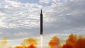 Tên lửa Hwasong-12 của Triều Tiên được phóng từ một địa điểm bí mật ngày 17-9. Ảnh: YONHAP