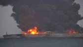 Tàu chở dầu Sanchi của Iran cháy dữ dội sau khi đụng tàu chở hàng CF Crystal của Trung Quốc ở biển Hoa Đông tối 6-1-2018. Ảnh: XINHUA