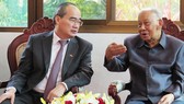 Nguyên Tổng Bí thư, nguyên Chủ tịch nước Lào Khamtay Siphandon nay bày tỏ mong muốn hai nước Việt - Lào luôn gìn giữ và phát huy truyền thống hữu nghị, quan hệ đoàn kết đặc biệt của hai nước Việt - Lào. Ảnh: KIỀU PHONG