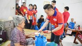 Ông Hứa Cao Trí tặng quà cho các cụ già mái ấm chùa Diệu Pháp