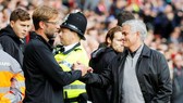 Jose Mourinho (phải) và Jurgen Klopp trước cuộc đối đầu căng thẳng. Ảnh: Getty Images    
