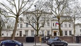 Quang cảnh bên ngoài tòa nhà Đại sứ quán Nga tại London (Anh). Nguồn: THX