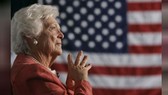 Cựu đệ nhất phu nhân Mỹ - bà Barbara Bush đang lắng nghe con trai mình - Tổng thống George W. Bush, khi ông nói chuyện tại một sự kiện về cải cách an sinh xã hội tại Orlando, Florida, Mỹ ngày 18-3-2005. Ảnh: REUTERS