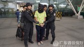 Cảnh sát đặc nhiệm áp giải một ngi phạm bị bắt ở tỉnh Quảng Đông. Ảnh do Cảnh sát Quảng Đông công bố  ​