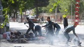 Cảnh sát giúp các nhà báo, các nạn nhân trong vụ nổ thứ 2 tại Kabul ngày 30-4-2018. Ảnh: REUTERS