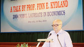 GS. Finn E. Kydland nói chuyện với thầy và trò Trường ĐH Kinh tế  - ĐH Huế xoay quanh chủ đề “Con đường đi đến giải Nobel”
