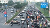 Vào giờ cao điểm, trên đường Phạm Văn Đồng,  xe gắn máy tràn lấn qua 3 làn đường dành cho ô tô