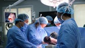 Bệnh viện Phổi Trung ương và Bệnh viện Nhi Trung ương đã phổi hợp mổ sinh cứu mẹ con thai phụ hẹp khít khí quản nguy kịch