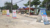 Bảng mời chào mua bán nhà đất trên đường Nguyễn Xiển, quận 9. Ảnh: Đỗ Trà Giang