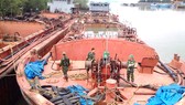 Các ghe tàu khai thác, vận chuyển cát trái phép bị thu giữ  (Ảnh do Bộ Tư lệnh Bộ đội biên phòng TPHCM cung cấp)
