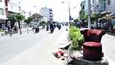 Hành vi vứt rác (ghế sofa) ở đầu cầu Nguyễn Văn Cừ như thế này sẽ dễ  xác định, truy phạt người vi phạm nếu như có trang bị camera giám sát