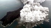Núi lửa Anak Krakatau gia tăng hoạt động làm tăng nguy cơ sóng thần ở eo biển Sunda. Ảnh: EPA