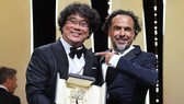 Đạo diễn Bong Joon-ho nhận giải Cành cọ vàng từ tay Alejandro González Iñárritu. Ảnh: Getty