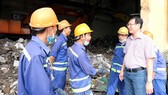 Phó Giám đốc Citenco Phan Hồng Thái lắng nghe tâm tư,  nguyện vọng của công nhân xử lý chất thải