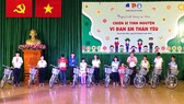 Trao tặng xe đạp và hàng ngàn quyển tập cho học sinh huyện Hóc Môn