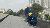 Ngành điện lắp đặt công trình điện mặt trời  trên mái nhà cho một đơn vị