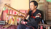 Nghệ nhân Ama Kim biểu diễn nhạc cụ dân tộc Ê Đê
