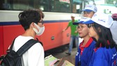 Sinh viên tình nguyện tư vấn, hỗ trợ tìm phòng trọ giúp tân sinh viên tại Bến xe Miền Đông (quận Bình Thạnh, TPHCM)