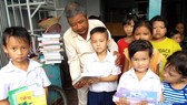 Ông Tám Giống tặng sách cho học sinh nghèo đầu năm học 