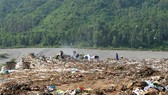 Phủ bạt bãi rác Khánh Sơn nhằm hạn chế ô nhiễm