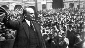 Lênin đọc diễn văn tại Quảng trường Đỏ ở Mátxcơva trước các đơn vị  của khóa huấn luyện quân sự toàn dân 25-5-1919. Ảnh: Tư liệu