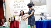 Nhà văn Võ Thu Hương cùng con gái - nhân vật chính  trong cuốn sách Cảm ơn một khúc bình yên  