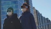 Người dân đeo kính và mặt nạ để tự bảo vệ mình tại Bắc Kinh, Trung Quốc hôm 16-2. Ảnh: REUTERS