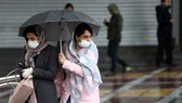 Người dân đeo khẩu trang tại thủ đô Tehran của Iran hôm 27-2. Ảnh: Reuters