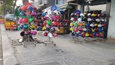 Nón bảo hiểm giá rẻ bày bán tràn lan trên vỉa hè đường Phạm Văn Đồng
