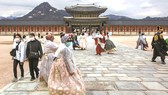 Khách du lịch tự bảo vệ bằng khẩu trang khi đến Seoul, Hàn Quốc 