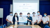Chung tay cùng cộng đồng chống dịch Covid-19: Lixco tặng 3.000l gel rửa tay khô cho sở Y tế TPHCM