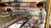 Một cửa hàng bán hải sản tại quận 10 (TPHCM) được chủ nhà  hỗ trợ giảm giá thuê mặt bằng 30% (ảnh chụp chiều 25-3).  Ảnh: THANH HẢI