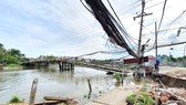 Mố cầu Rạch Cam trên đường tỉnh 918, phường Long Hòa, quận Bình Thủy,  TP Cần Thơ bị sạt lở nghiêm trọng. Ảnh: MINH TRUNG