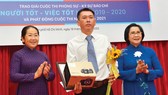 Phó Bí thư Thành ủy TPHCM Võ Thị Dung và Nguyên Phó Bí thư Thành ủy Nguyễn Thị Thu Hà trao giải nhất cho tác giả Dương Minh Anh. Ảnh: VIỆT DŨNG