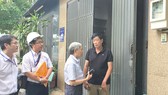 Ông Nguyễn Mạnh Hùng, Chủ tịch Hội Bảo vệ quyền lợi người tiêu dùng, trao đổi thông tin sử dụng điện với anh Khoa  (đường DC7 phường Sơn Kỳ, quận Tân Phú, TPHCM)
