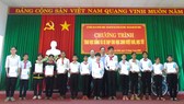 Các em học sinh nghèo Lộc Ninh nhận học bổng và quà tặng  của chương trình