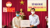 Đại diện gia đình Hoa hậu Tiểu Vy trao tiền ủng hộ  Ủy ban MTTQ Việt Nam TP Đà Nẵng