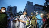 Tối ngày 20-8, sau khi Bộ Y tế công bố rút ca bệnh 994 khỏi danh sách người nhiễm Covid - 19 tại Việt Nam, Bệnh viện E đã gỡ bỏ phong tỏa. Ảnh: VIẾT CHUNG