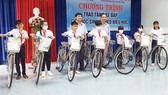  Tặng xe đạp cho học sinh nghèo hiếu học