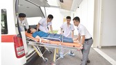 Nhân viên Trạm cấp cứu vệ tinh 115 Bệnh viện Gia An 115 vận chuyển bệnh nhân về bệnh viện cấp cứu